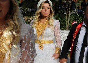 Binlerce davetli katıldı! Düğünde geline 2,5 kilo altın takıldı