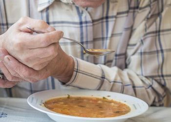 Dinlenirken eliniz titriyorsa dikkat! Parkinson’un 5 değerli belirtisi