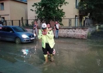 Erzincan’da sağanak sele dönüştü: Can kaybı yok