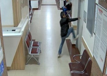 Hastanede dehşet anları! Evvel kızına, sonra sağlıkçılara saldırdı