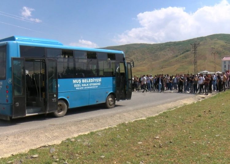 Muş’ta üniversite öğrencilerinden ulaşım hareketi