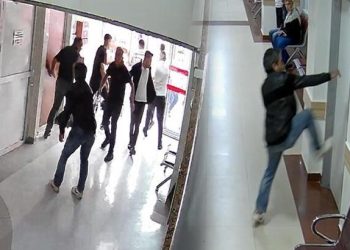 Öfkeli baba hastanede dehşet saçtı Evvel kızına, sonra sağlıkçılara saldırdı