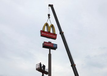 Rusya’daki ‘yeni’ McDonald’s’ın logosu aşikâr oldu