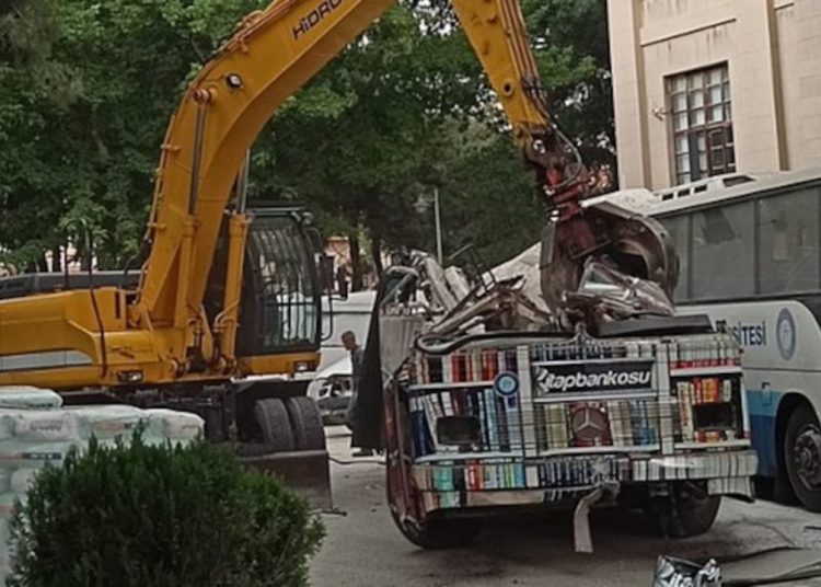 Üniversite’nin gezici kütüphaneyi parçalama münasebeti: Trafiğe uygun değildi