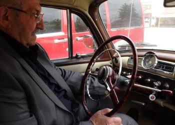 1959 model aracını yıllar sonra garajından çıkardı