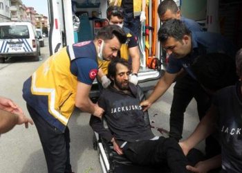 2. kattan gelen dehşet! Köpeği bıçakladı, komşusuna saldırdı