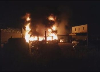 Alevler her yeri sardı! Lüks araçları kurtarmak için vakitle yarıştılar