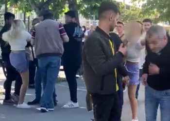 Beylikdüzü’nde fotoğrafını çeken şahsa evvel tükürdü sonra dövdü