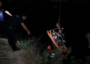 Cep telefonuyla konuşurken 50 metrelik uçurumdan düştü