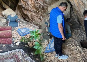 Definecilerin mağara hayatı şoke etti! Gece hafriyat gündüz keyif