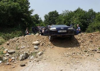 ‘Dur’ ihtarına uymayıp, polisle çatıştılar