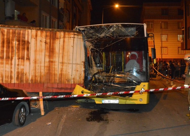 Eyüpsultan’da İETT otobüsü 17 araca çarptı, sürücüsü kaçtı
