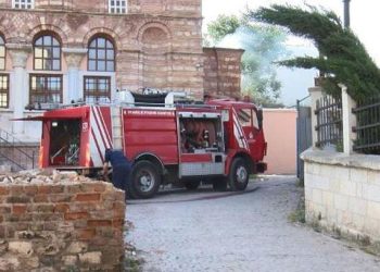 Fatih’te çıkan yangınlar itfaiye ve polisi harekete geçirdi