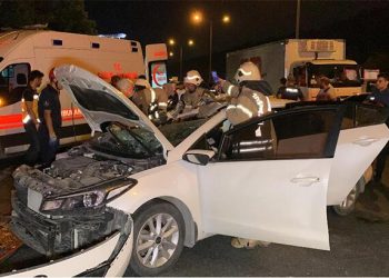 Feci kaza! TEM Otoyolu’nda araba kamyona çarptı