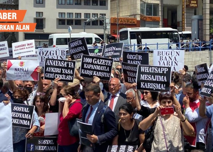 Gazeteciler ‘dezenformasyon yasasına’ karşı sokakta: Kahrolsun sansür