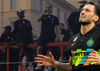 Ibrahimovic şampiyonluk kutlamalarında Hakan Çalhanoğlu’na sataştı! Mikrofonu eline aldı ve…
