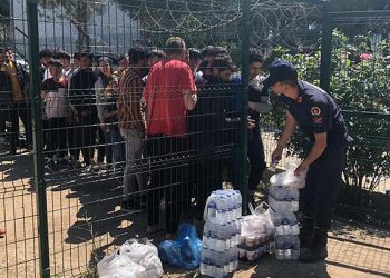 İzmir’de 237 kaçak göçmen ile 10 organizatör yakalandı