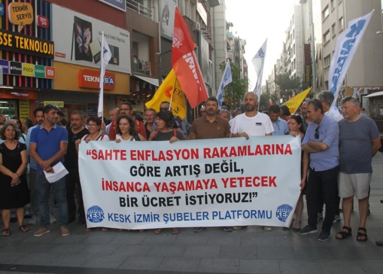 İzmir’de kamu işçileri bordrolarını yaktı