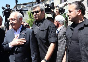 Kılıçdaroğlu, konutlarının elektriği kesik olan aileyi ziyaret etti