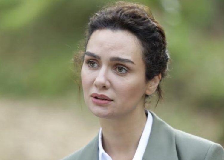 Kuş Uçuşu ve Mezarlık tepede: Tekçe Akalay, iki diziyle Netflix Türkiye Top 10 listesinde