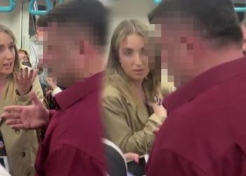 Marmaray’da taciz! Bayanların fotoğrafını çeken şahsa reaksiyon