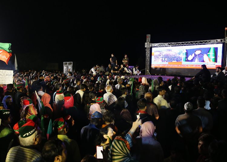 Pakistan’da eski Başbakan Han’dan enflasyona karşı protesto gösterisi