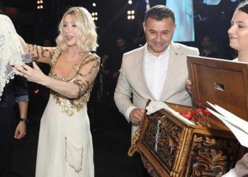 Seda Sayan’a sahnede çeyiz sandığı ikram edildi