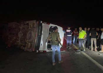 Seyahat dönüşü öğrencileri taşıyan minibüs TIR’a çarptı: 17 yaralı var