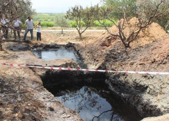 Su kuyusu için sondaj yaptılar! Petrole benzeyen siyah su şaşkınlık yarattı