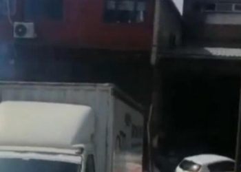 Sultangazi’de tıpkı yerde elektrik kabloları yandı