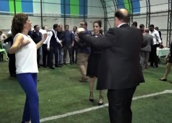 Yağmur nedeni ile halı alanda düğün yapan çift mahkeme yolunu tutt