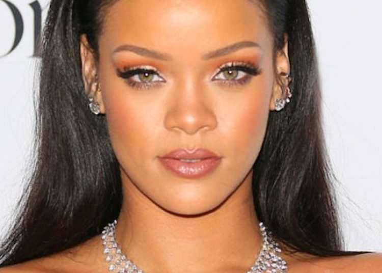 Rihanna’dan kadınar günü paylaşımı: İnciler ve güneş gözlüğüyle doğurdum