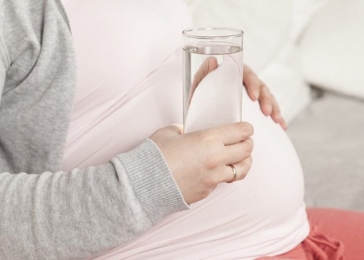 Hamilelikte ne kadar su içilmeli? Fazlası da azı da tehlikeli!