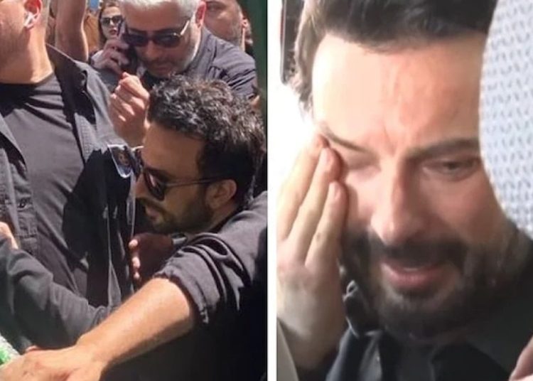 Tarkan annesini son yolculuğuna gözyaşlarıyla uğurladı