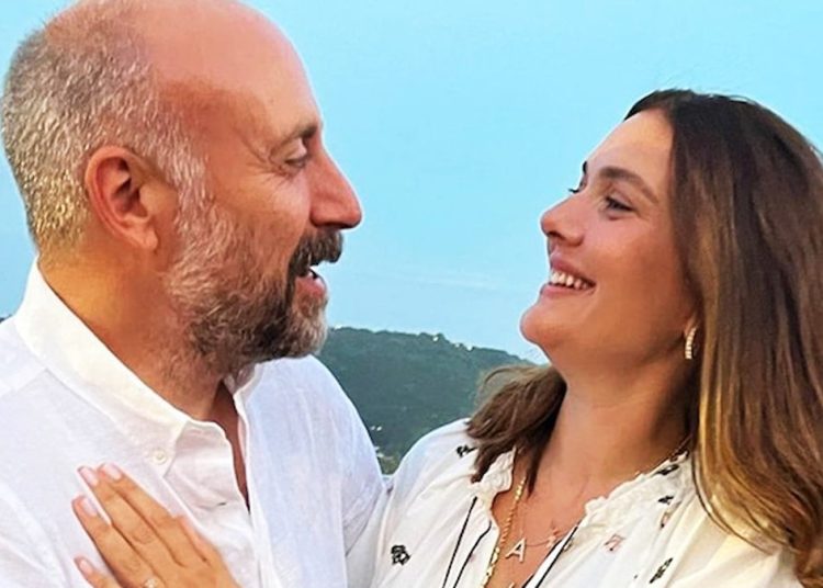 Bergüzar Korel gözlerden uzakta büyüttüğü kızını paylaştı: Ne kadar büyümüş