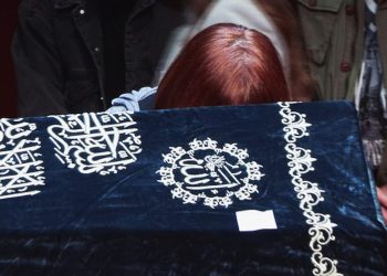 Naşit Özcan’a veda… Eşi tabutunu öperek uğurladı