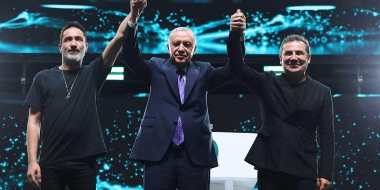 Sagopa Kajmer ve Ferhat Göçer Erdoğan’la el ele sahneye geldi