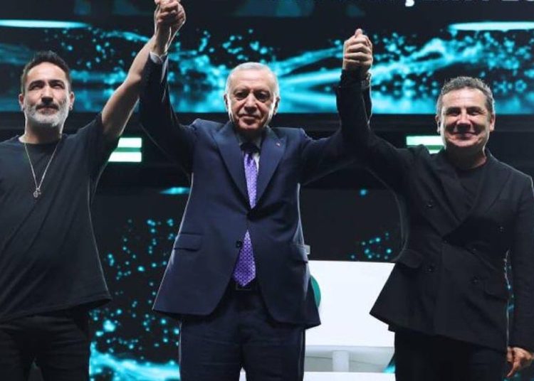 Sagopa Kajmer ve Ferhat Göçer Erdoğan’la el ele sahneye geldi