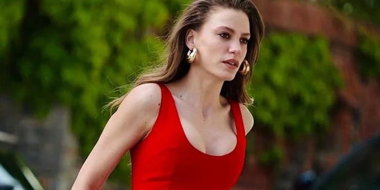 Serenay Sarıkaya geri döndü