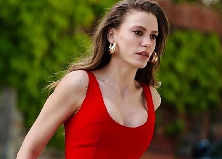 Serenay Sarıkaya geri döndü