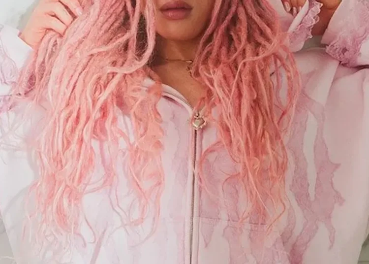 Ünlü oyuncunun oğlu ameliyatla bayan oldu