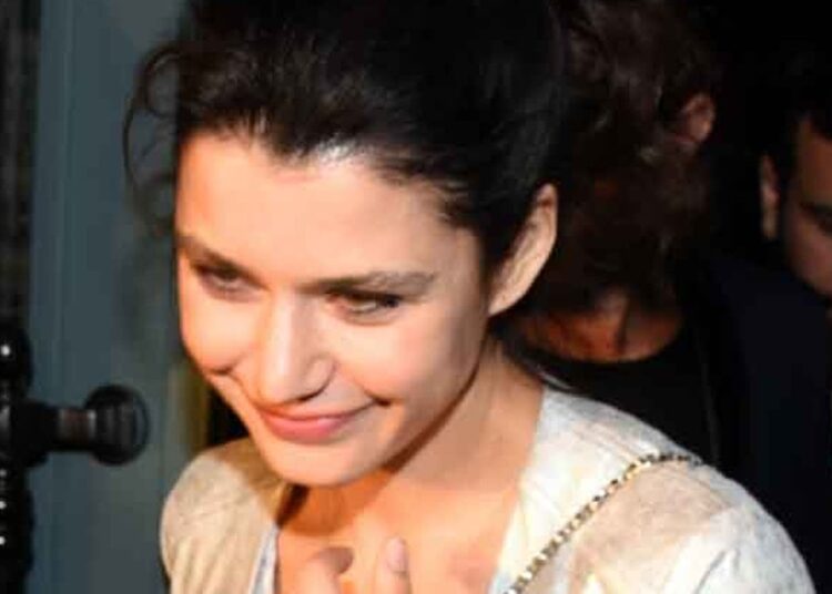 Beren Saat müzik dünyasına adım attı