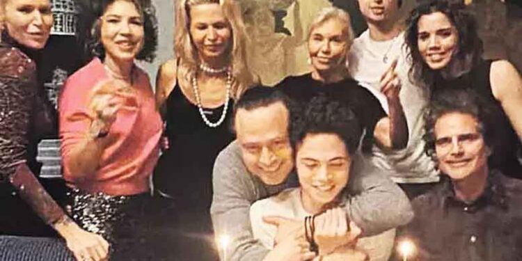 Bir yıl evvel boşanmışlardı… Oğulları için bir ortaya geldiler