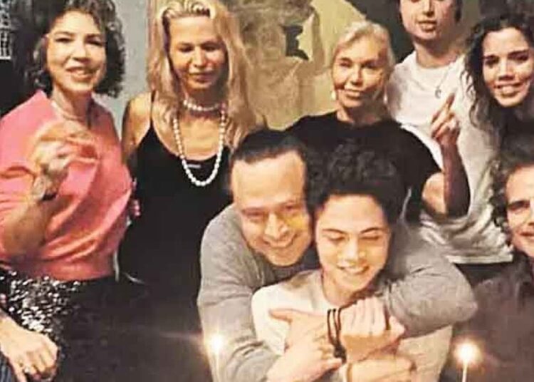 Bir yıl evvel boşanmışlardı… Oğulları için bir ortaya geldiler