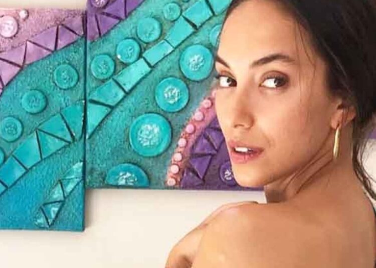 Dizisi final yapan oyuncu biletini aldı, profesör aşkına uçtu