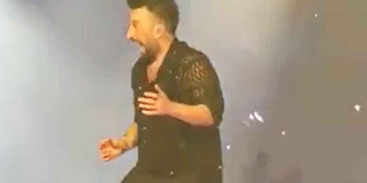 Tarkan’ın dansına mikrofon dayanamadı
