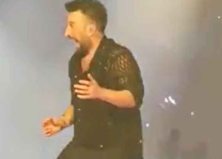 Tarkan’ın dansına mikrofon dayanamadı